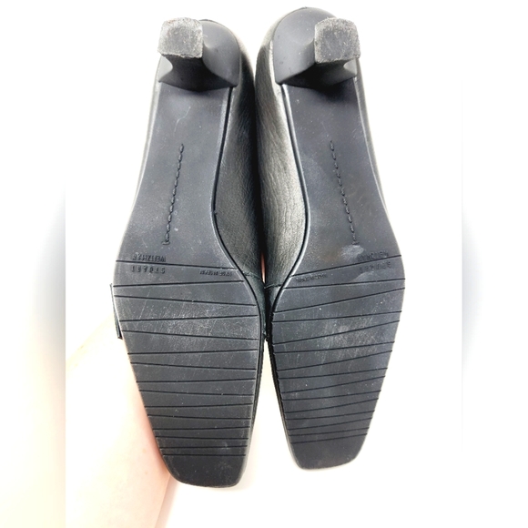 Stuart Weitzman Women's black pumps sz 9 - Picture 6 of 8